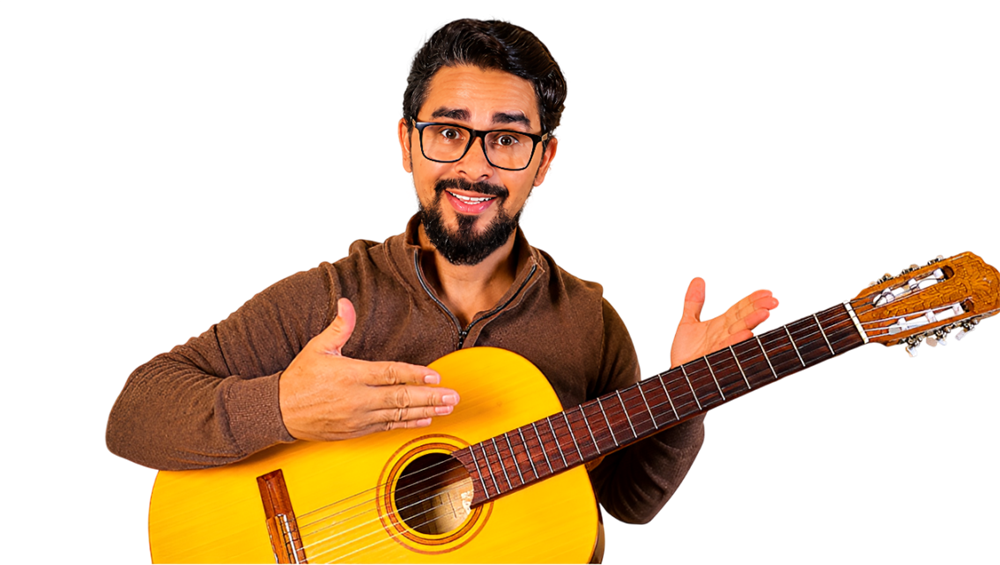 Éden Araújo sorrindo e tocando violão de nylon, fundo transparente